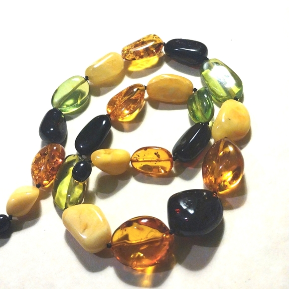 AMBER MULTICOLORED 18" BEADED KNOTTED  NECKLACE - Picture 5 of 5